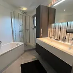 度假居 Spacious House With Terrace - 8 Minutes Away *