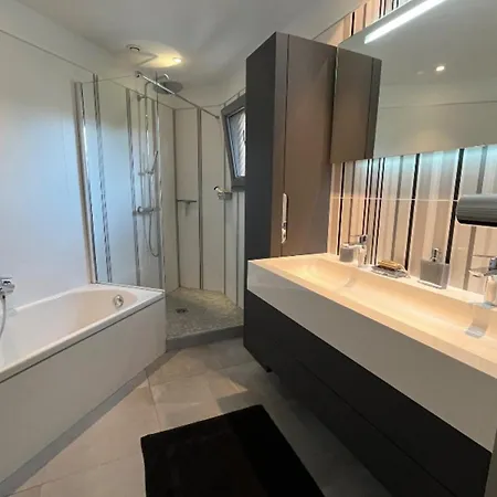 펜션 Spacious House With Terrace - 8 Minutes Away *