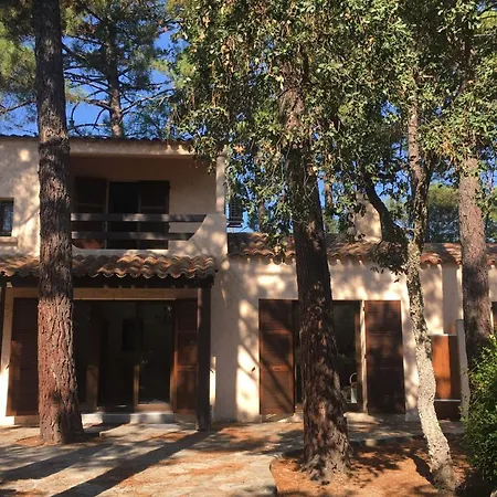 펜션 Spacious House With Terrace - 8 Minutes Away *