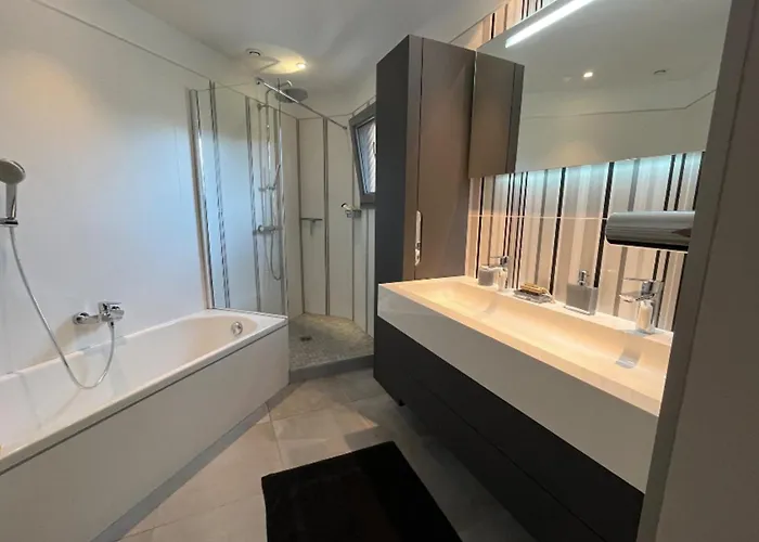 بيت للعطل Spacious House With Terrace - 8 Minutes Away *